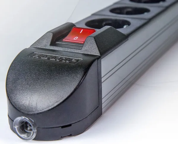 Produžni kabl Multip 1001243 sa 7 utičnica/prekidač/3m